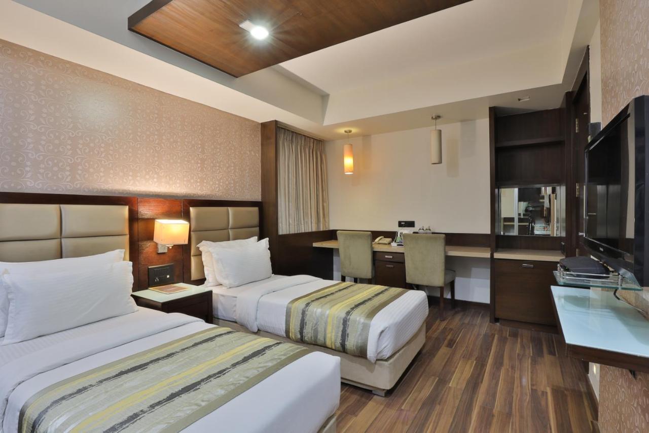 Krios Hotel - Near Sg Highway, Αχμπανταμπάντ Εξωτερικό φωτογραφία