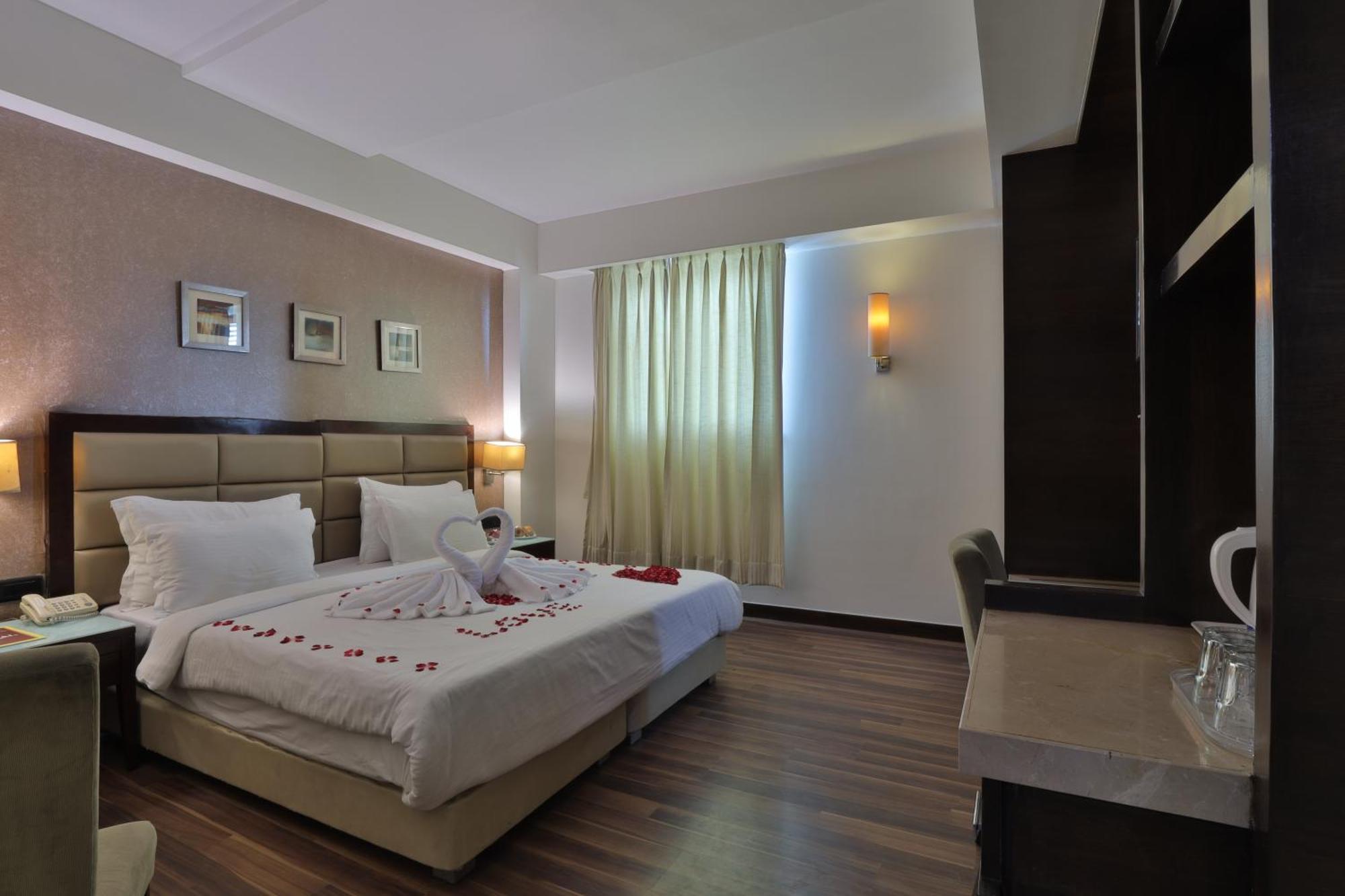 Krios Hotel - Near Sg Highway, Αχμπανταμπάντ Εξωτερικό φωτογραφία
