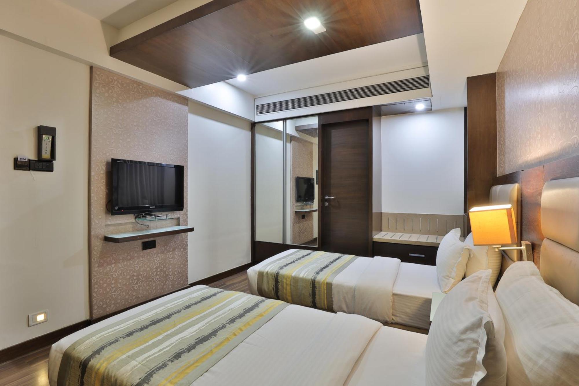 Krios Hotel - Near Sg Highway, Αχμπανταμπάντ Εξωτερικό φωτογραφία