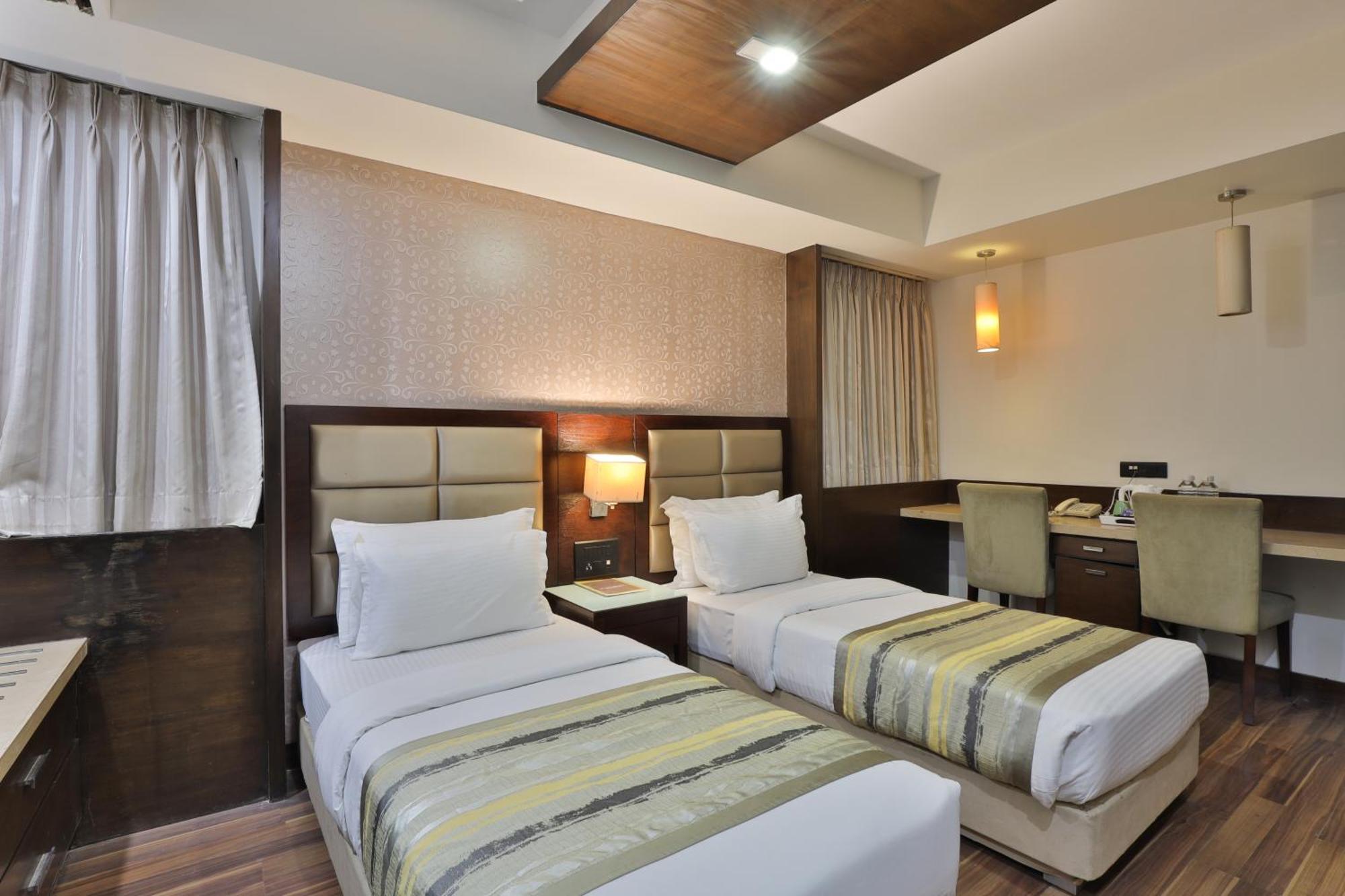Krios Hotel - Near Sg Highway, Αχμπανταμπάντ Εξωτερικό φωτογραφία